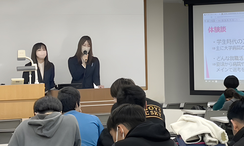 第一生命保険株式会社の五十嵐香純様と、医療経営管理学科の卒業生の板垣真央様