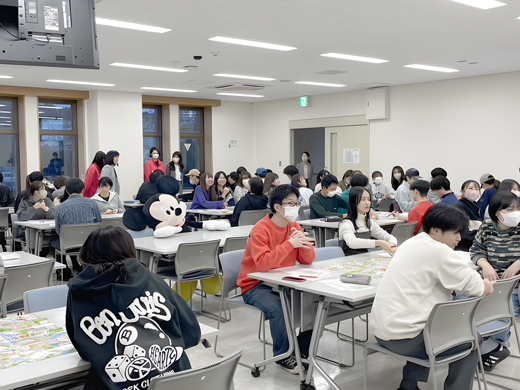 「ライフサイクルゲームIII」のルール説明を聞く学生たち