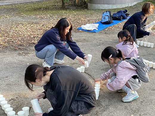 子ども達と一緒に紙コップを並べる