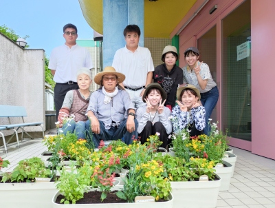 プランターの完成. （後列中央：石巻市牡鹿総合支所長及川様、後列左：同地域振興課主事小野様）