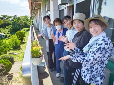 居室のベランダにプランターを設置. 入所者様のベッドから見える高さに合わせました. （奥から２番目：阿部看護士）
