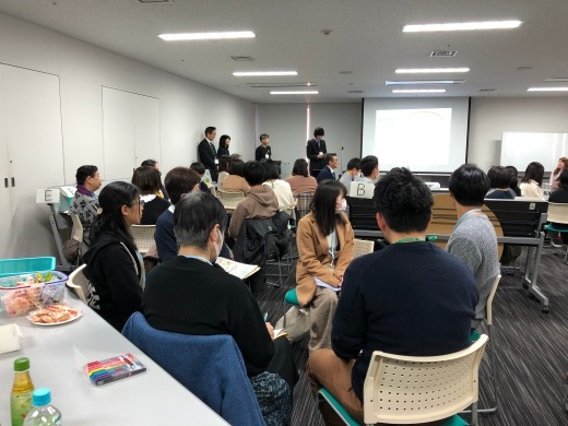 オープニングの様子。グループに分かれ、積極的な話し合いがなされました