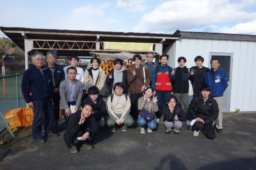 みんなで記念撮影。貴重なフィールドワークをありがとうございました！