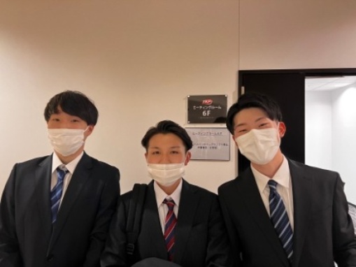 最終審査会終了後の3人（右が山口さん）