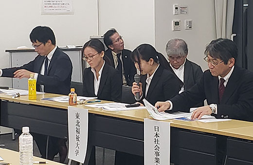 発表を行う笠原さんと小野寺さん