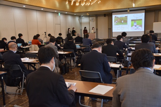 聴衆を前に発表する学生たち