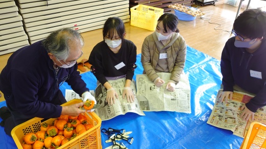 真剣にヘタ回しの説明をうける学生