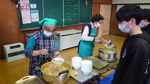 お昼はアツアツの芋煮