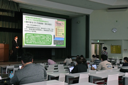 積極的に質問する学生