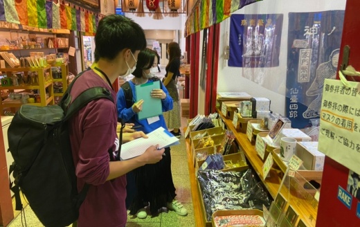 販売商品をセレクトする学生たち