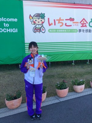 金メダルを手にする鈴木さん