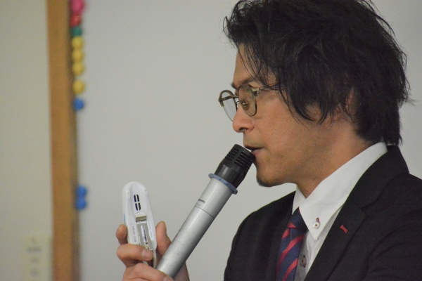 自らの体験を語る山口達也氏