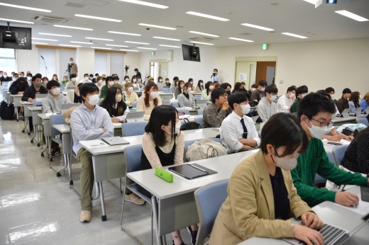 講義に集中する学生
