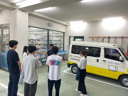 移動図書館を見学する様子