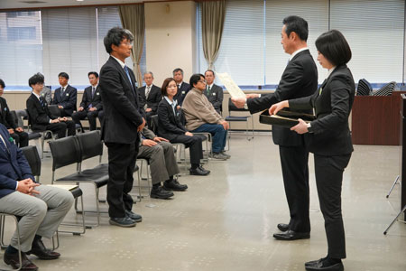表彰を受ける大内誠教授