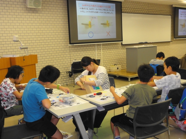 学生1人で4名の子どもをサポート