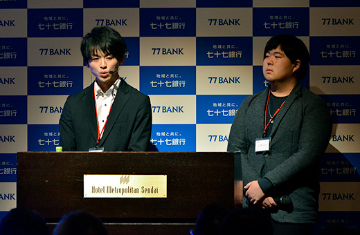 プレゼンでシステムの説明をする安藤さん（左）と佐藤さん