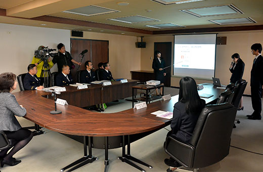 郡仙台市長、仙台市消防局の方々を前にプレゼンを行う学生たち