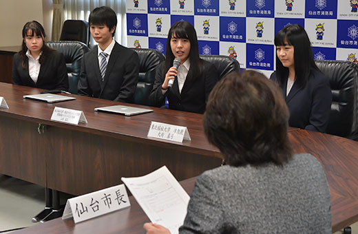 郡市長の質問に答える山内さん（左から3人目）