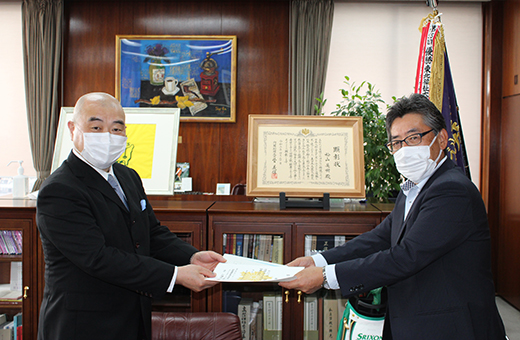 小野寺統括官（右）から委嘱状を受け取る千葉学長