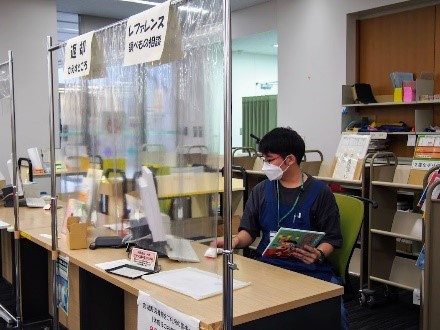 カウンターでの返却作業