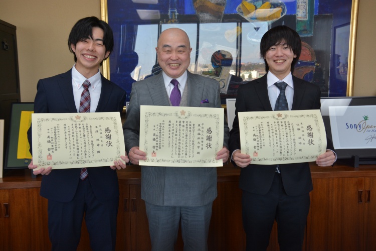 笑顔で記念撮影　半澤さん（左）千葉学長（中）佐藤さん（右）