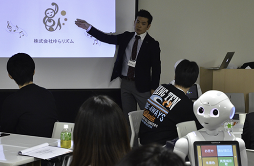 活用事例について説明するOBで株式会社ゆらリズム代表取締役の野崎氏