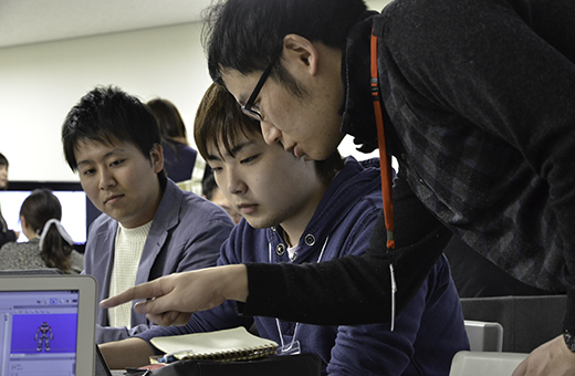 グッドツリー社の宋氏(右)からPepperの起動方法を教わる学生たち
