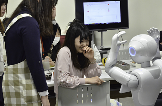 Pepperのコミカルなリアクションに思わず笑みがこぼれる