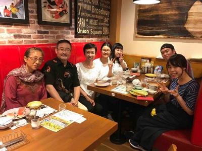 出発前夜の食事会の風景