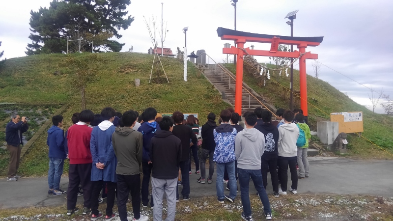 日和山について説明を受けています
