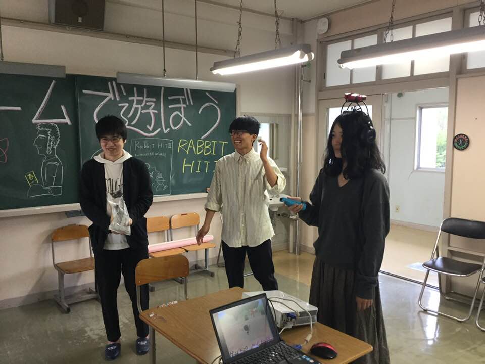 ゲームをプレイ中の様子