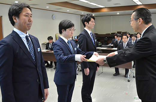 三浦統括官から感謝状を授かる近藤さん(左から2人目)