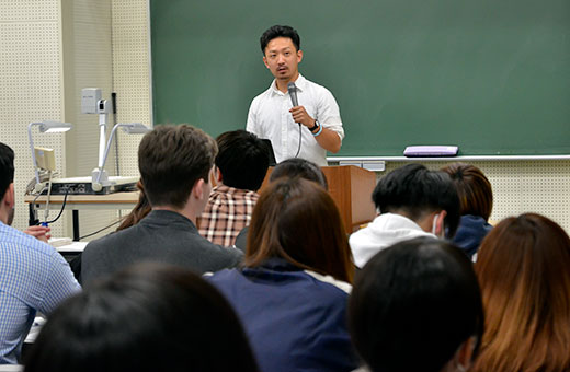 携わってきた海外での活動を、真剣な表情で語る佐藤さん