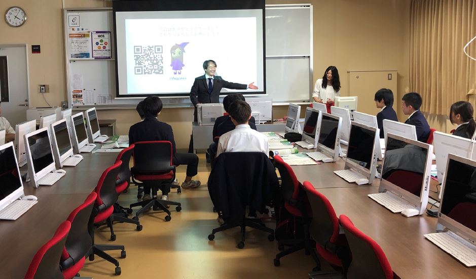 学科について説明する漆山講師