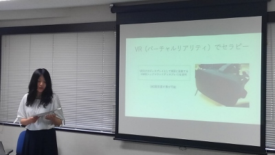 自分の研究について話をする栁田助手