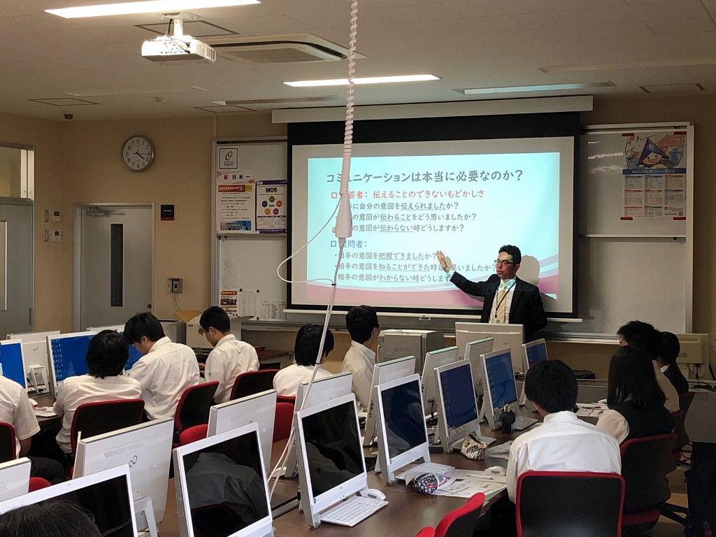 授業を実施する高橋助教