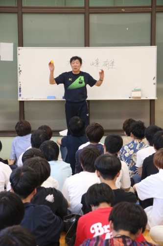 卓球のボールの違いについて説明をする大倉准教授