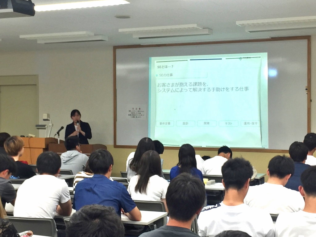 SEの業務と社会人として必要なことについて説明する飛田氏（15期生）
