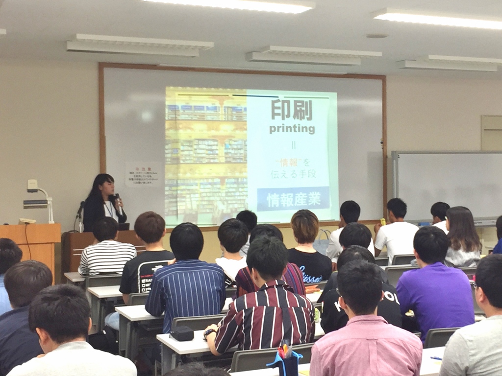 印刷業界と学科の学びの関係性について説明する尾形 氏（13期生）