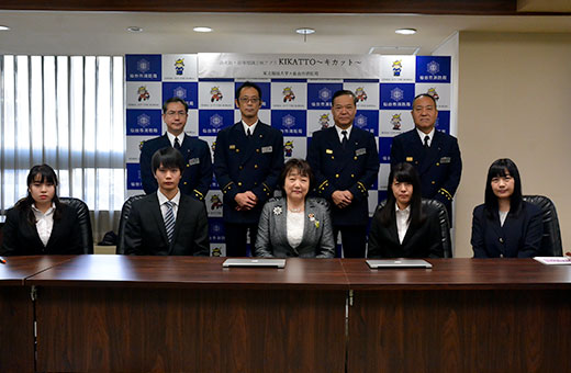 郡市長、仙台消防局の方々とともに記念撮影