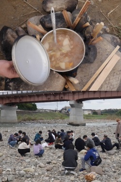 完成した芋煮と食事風景