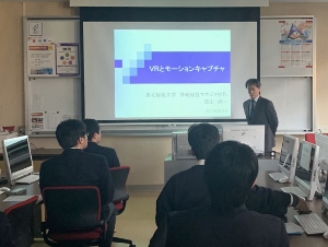 講義を行う漆山講師