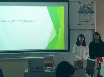 卒業研究について学生がプレゼンをする様子の写真