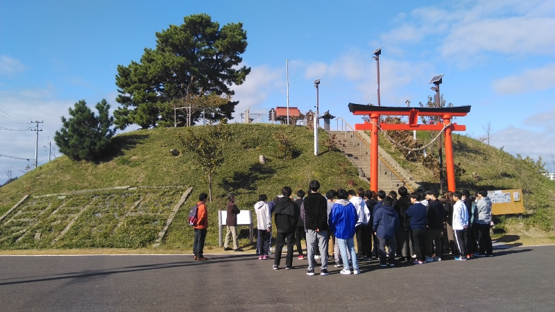 日和山について説明を受けている様子