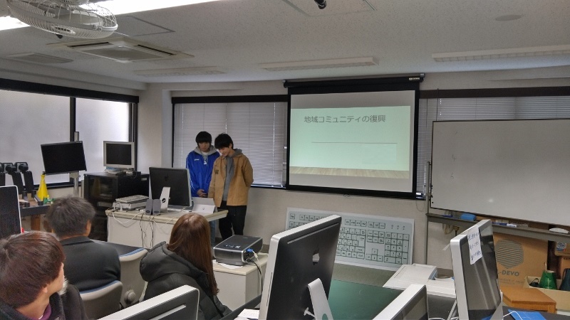 学生による調査報告の様子２