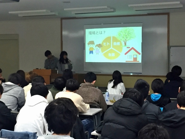 学生たちがそれぞれのゼミのテーマを解説