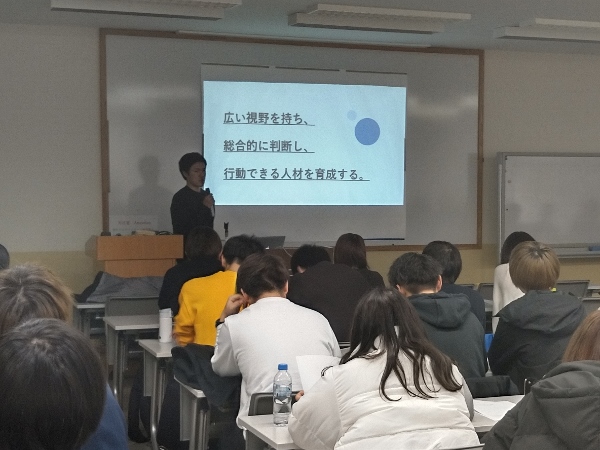 ゼミの方針について述べる学生