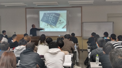 卒業論文を事例にコースの学びについて触れる（三木教授）