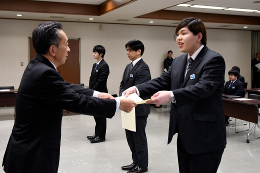 佐々木統括官から感謝状を授かる蘇武さん(右)